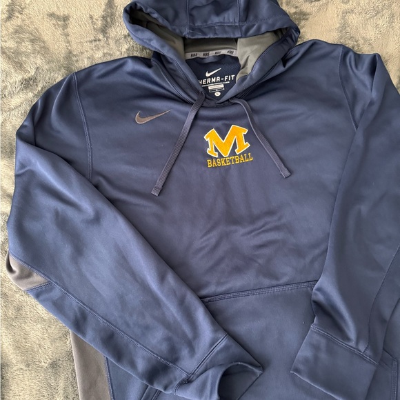 MICHIGAN BASKETBALL NIKE THERMA-FIT HOODIE - Picture 11 of 16